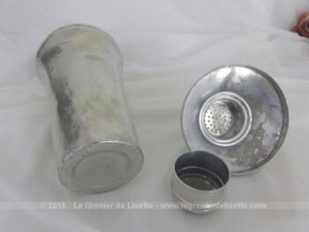 Ancien shaker en fer blanc, en trois parties. Le corps, le couvercle percé et un petit gobelet.