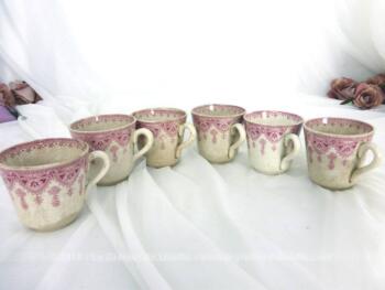 Voici six tasses roses en Sarreguemines modèle Wagram, ornées de beaux dessins roses en formes de volutes et arabesques pour une tendance totalement shabby.