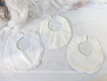 Trio d'anciens bavoirs en beau coton blanc de différentes formes, avec dentelles et broderies. Faits main, ils sont tous uniques.