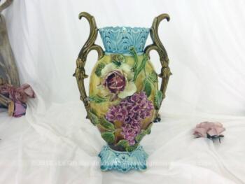 Dans le style Art Nouveau, voici un beau vase en barbotine avec fleurs de lilas en relief. Ses anses, son col et son socle en confirment toute l'harmonie.