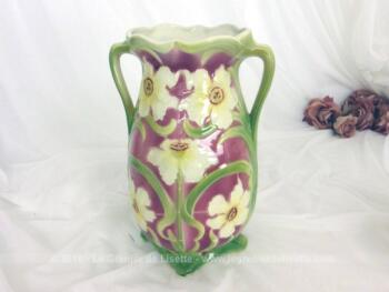 Superbe vase ancien en barbotine Fives Lille de Bruyn , numérotée et estampillée avec de belles couleurs lumineuses de vert et roses. Pièce unique.