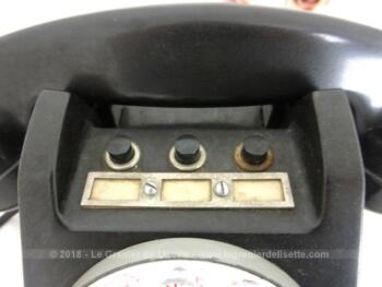 Ancien téléphone de collection avec boutons