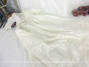 Authentique et ancienne petite robe longue de baptême en belle batiste réalisée à la main.
