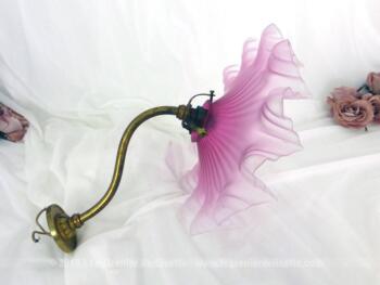 Pour décoration, voici une ancienne applique avec verre tulipe rose avec design et couleur rose fuchsia qui donnent tout son sens vintage à cette applique.