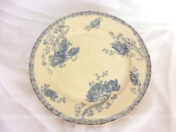 Belle assiette plate modèle Royat aux beaux dessins de fleurs bleues, estampillée des faïenceries de Sarreguemines D et C .