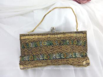 Ancien, original et unique, voici une minaudière décorée de perles et galon, idéal comme petit sac de soirée à main.