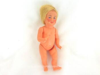 Voici une adorable poupée miniature, nue et donc idéale pour lui créer ses propres habits et sa petite maison de poupée exclusive.