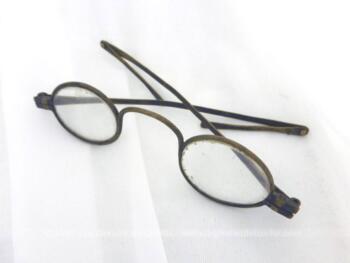 En métal, voici une ancienne paire de lunettes branches pliables pour passer derrière l'oreille.