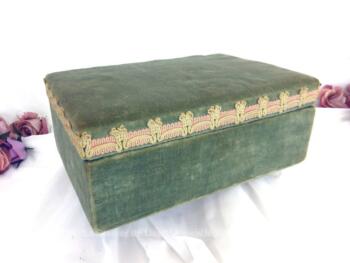 Ancienne boite velours vert et galon, avec un intérieur habillé de tissus satiné vintage.