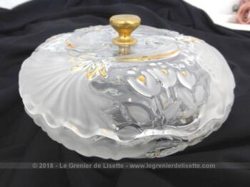 Grande bonbonnière en verre fermeture en vagues avec son couvercle au bouton en laiton.