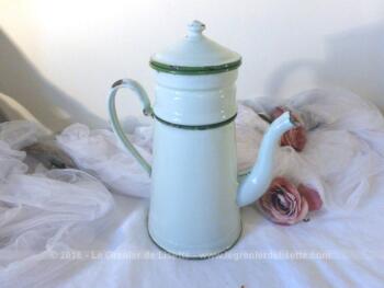 Ancienne cafetière émaillée vert pale avec liseré vert foncé.