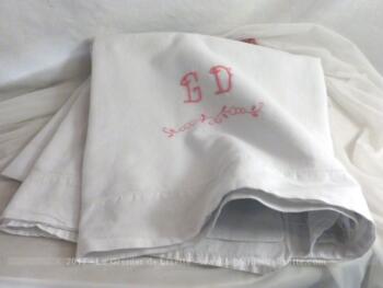 Ancien drap aux monogrammes roses GD en coton doux de 270 x 180 cm, avec sur le revers les monogrammes G et D et une petite frise, le tout brodé en rose