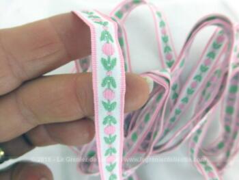 Fin galon shabby rose et vert de 260 cm sur 0.8 cm de large aux dessins de fleurs roses et feuilles vertes.