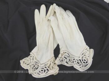 Anciens gants écrus avec dentelle Renaissance aux manches évasées.