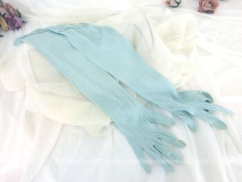 Longue paire de gants vintage bleu pastel des années 50/60 et portant l'étiquette 