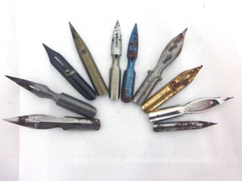 Voici un lot de 10 anciennes plumes en métal pour porte plume. Les modèles sont différents, certains signés et anciens et d'autres plus récents.