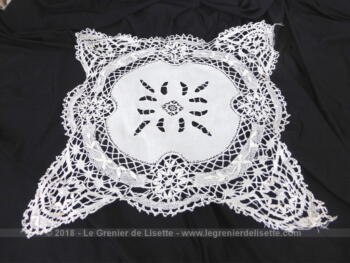 Ancien napperon crochet forme étoile, blanc, réalisé à la main avec coton et incrustation de dentelle.