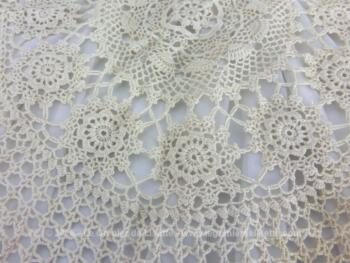 Ancienne petite nappe ronde au crochet de 95 cm de diamètre réalisée à la main au crochet avec des dessins en différentes bandes de fleurs et de vagues.
