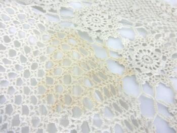 Ancienne petite nappe ronde au crochet de 95 cm de diamètre réalisée à la main au crochet avec des dessins en différentes bandes de fleurs et de vagues.