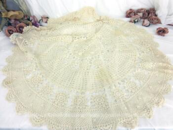 Ancienne petite nappe ronde au crochet de 95 cm de diamètre réalisée à la main au crochet avec des dessins en différentes bandes de fleurs et de vagues.