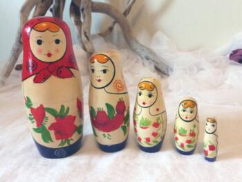 VENDU - Jeu de 5 petites poupées Russes aux tulipes
