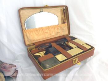 Ancienne trousse toilette de voyage en cuir fauve complète avec son miroir biseauté.