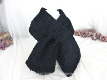 Voici un ancien cache cou astrakan noir avec une large boutonnière d'un coté pour faire passer l'autre coté et le serrer .