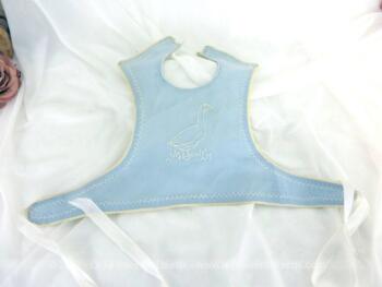 Ancien petit bavoir bleu à l'oie brodée, fait main en tissus doux, à la forme originale pour bébé ou petit baigneur.