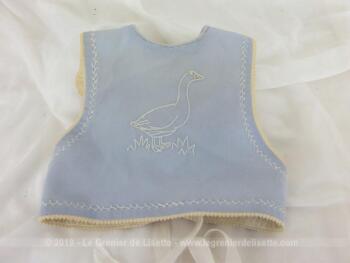 Ancien petit bavoir bleu à l'oie brodée, fait main en tissus doux, à la forme originale pour bébé ou petit baigneur.