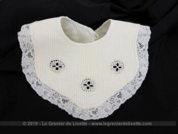 Ancien bavoir fait main dentelle et incrustation de broderies Richelieu pour bébé ou poupon tout en beau piqué de coton blanc.