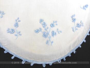 VENDU - Petit bavoir ancien aux broderies bleues – Image 4