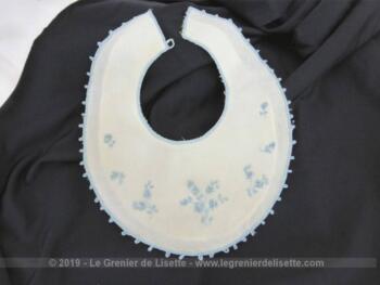 Petit bavoir ancien aux broderies bleues pour bébé ou petit baigneur.