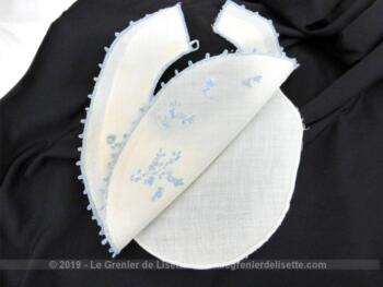 Petit bavoir ancien aux broderies bleues pour bébé ou petit baigneur.