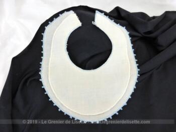 Petit bavoir ancien aux broderies bleues pour bébé ou petit baigneur.