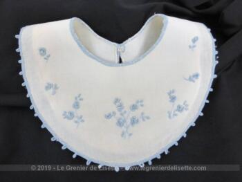 Petit bavoir ancien aux broderies bleues pour bébé ou petit baigneur.