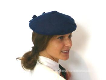 Ancien chapeau béret en feutre bleu de forme conique et son petit noeud au dos.