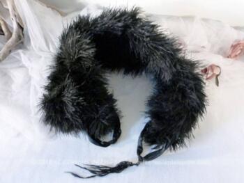 Voici une ancienne écharpe plumes fines de couleur noire, façon 