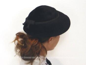 Ancien chapeau bibi feutre noir avec noeud au dos.