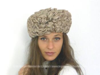 Chapeau toque sisal synthétique des années 60 créé par de la modiste Paulette et Janine de Paris, allant de 55 à 57 cm suivant sa façon de le porter.