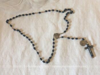 Ancien chapelet en perles noires en bakélite et médaillons.