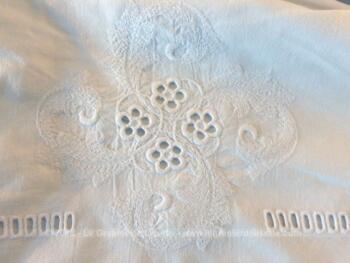 Voici un beau coupon de drap ancien avec broderies et dentelle, mesurant 230 cm de large sur 140 cm de long