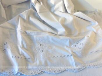 Voici un beau coupon de drap ancien avec broderies et dentelle, mesurant 230 cm de large sur 140 cm de long