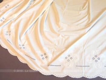 Voici un beau coupon de drap ancien avec broderies et dentelle, mesurant 230 cm de large sur 140 cm de long