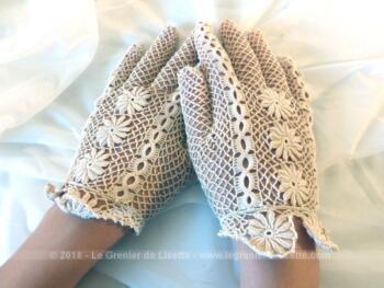 Anciens gants au crochet en fils écrus avec dessins de fleurs sur le dessus et au poignet, pour petites mains .