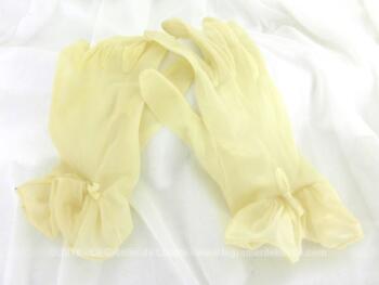 Anciens gants nylon jaunes pales avec noeud datant des années 60/70 avec fronces décorées d'une ganse sur le dessus du poignet.