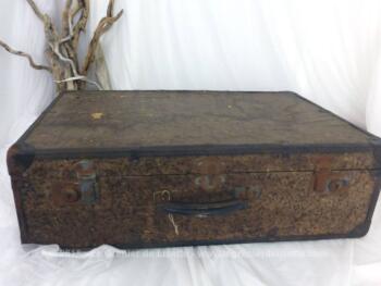 Idéale en décoration, voici une ancienne valise en bois, qui aimerait bien se poser un peu pour vous raconter ses beaux voyages.