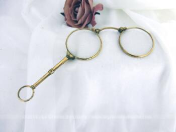 Jolie et ancienne paire de lunettes face à main métal doré, pliable .