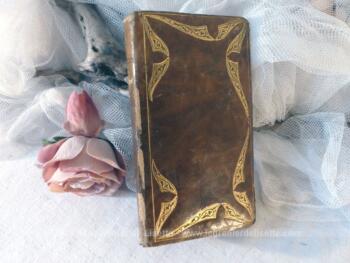 Ancien missel cuir et dorures de 1931 de 380 pages portant le nom de "Missel du Magificat".