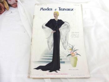 Voici la revue Modes et Travaux du 15 janvier 1934 avec des superbes modèles de tailleurs et robe sans oublier le patron fourni pour des explications de travaux de broderies et couture. Des images sublimes !