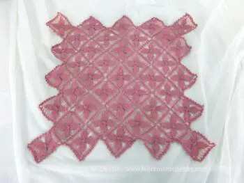 Voici un napperon rose fait main petits carrés bien original composé de petits carrés de 5 x 5 cm réalisé dans un beau fil de couleur rose shabby.